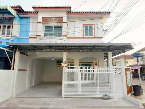 ขายบ้าน ปิยวรารมย์ เฟส 1 ถนนบางกรวย-ไทรน้อย ทาวน์เฮาส์ 2 ชั้น หลังมุม ตกแต่งใหม่ ถนนเมนกว้าง 12 เมตร ราคาเพียง 2,590,000 บาท ฟรีโอน