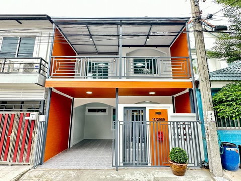 ขายทาวน์เฮ้าส์ 2 ชั้น บัวทองธานีพาร์ค ตรงข้ามสมบัติบุรี บ้านอยู่ต้นซอย ใกล้สวนสาธารณะ หน้าบ้านกว้าง 6 เมตร ราคา 2,290,000 บาท