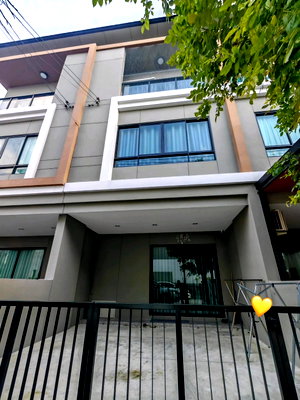 เช่าโฮมออฟฟิศ ถนนรามอินทรา : ให้เช่าทาวน์โฮม Premium Place พหลโยธิน–รามอินทรา  (ถนนเทพรักษ์) ทาวน์โฮม 3 ชั้น 4 ห้องนอน ทำเลดี  ใกล้ BTS สายหยุด และสะพานใหม่ เดินทางสะดวก