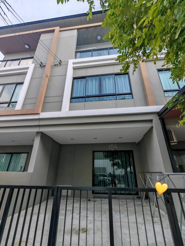 รูป ให้เช่าทาวน์โฮม Premium Place พหลโยธิน–รามอินทรา (ถนนเทพรักษ์) ทาวน์โฮม 3 ชั้น 4 ห้องนอน ทำเลดี ใกล้ BTS สายหยุด และสะพานใหม่ เดินทางสะดวก - รูปที่ 1/17