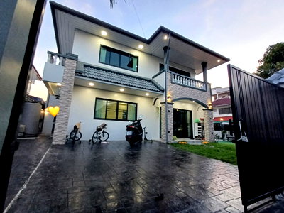 เช่าบ้านเดี่ยว นิคมอัญธานี (เจมโมโปลิส) : ให้เช่าบ้านเดี่ยวหมู่บ้านฐานทอง เฉลิมพระเกียรติ ร.9 ซอย 54 หลังใหญ่ 64 ตรว. รีโนเวทใหม่ เฟอร์ครบ ใกล้ Mega Bangna และสวนหลวง ร.9