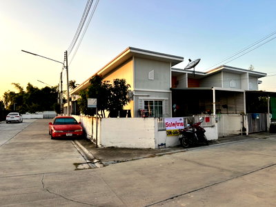 Townhouses for sale Si Racha Chonburi : Corner Townhome for Sale!! 28.2 sq.wah at Green Park Village, Samnak Bok Subdistrict, Mueang Chonburi, Chonburi