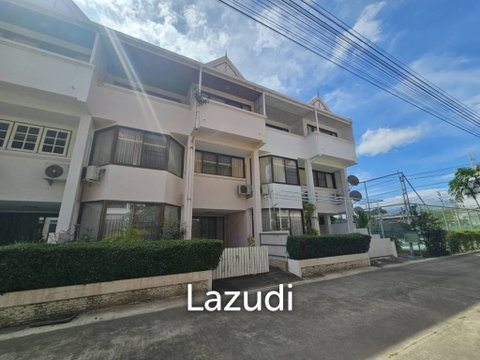 BAAN SUKSAMRAAN : 3 Storey townhouse near town and beach