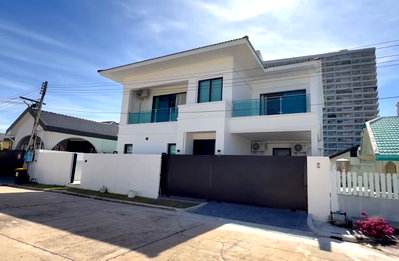 Houses for sale Phra Tamnak : Pool Villa for Sale in Pattaya – Pratumnak Area , Fully Furnished 