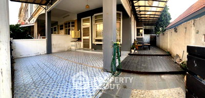 Townhouses for sale : 3-Bed Pet-Friendly Townhouse In Prawet Bangkok (ID 1612745)