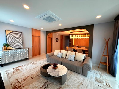 บ้านเดี่ยวให้เช่า : Centro Bangna มีห้องเเม่บ้าน 4 ห้องนอน 5 ห้องน้ำ 1 ห้องนั่งเล่น 1 ห้องครัว 1 ห้องแม่บ้าน ที่จอดรถ 3 คัน