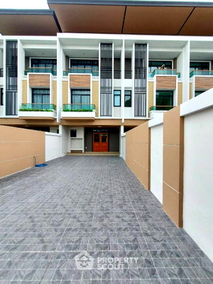 Townhouses for sale : 4-BR Townhouse 250 Sqm Near MRT Phasi Charoen, Bang Wa (ID 2024917)
