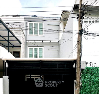 Townhouses for sale : Pet-Friendly 4-BR Townhouse, 170 Sqm For Sale In Lat Phrao (ID 1601318)