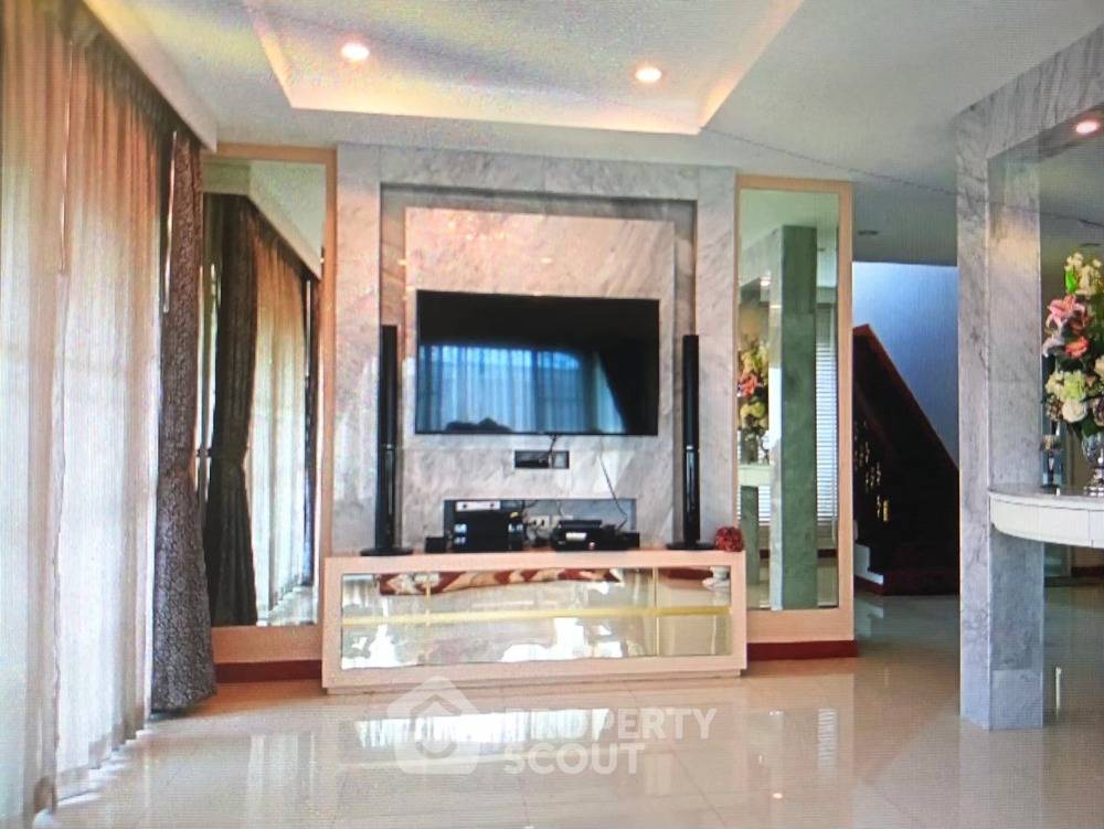 picture 5-BR Pet-Friendly House For Sale San Phisuea, Chiang Mai (ID 1521501) - 7/28