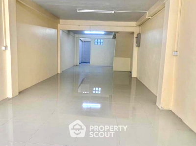 Townhouses for sale Pracha Uthit Road : Pet-Friendly 5-BR Townhouse 434 Sqm in Bang Mot, Thung Khru (ID 1771437)
