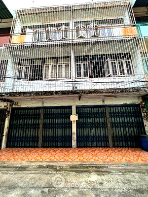 Townhouses for sale ถนนสามเสน : Pet-Friendly 4-BR Townhouse 325 Sqm Near MRT Bang Pho (ID 1995849)