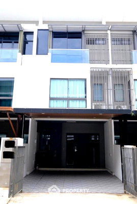 Townhouses for sale : Pet-Friendly 3-BR Townhouse For Sale, Landmark Ekamai-Ramindra (ID 1431796)