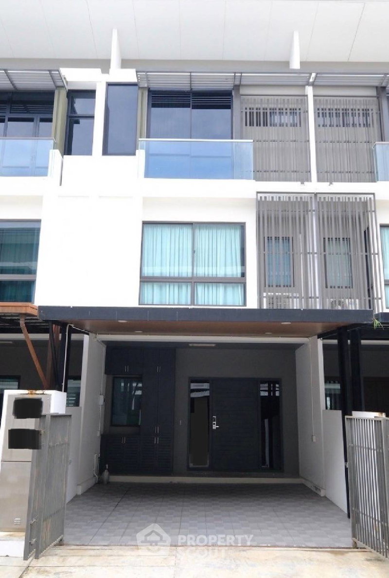Townhouses for sale : Pet-Friendly 3-BR Townhouse For Sale, Landmark Ekamai-Ramindra (ID 1431796)