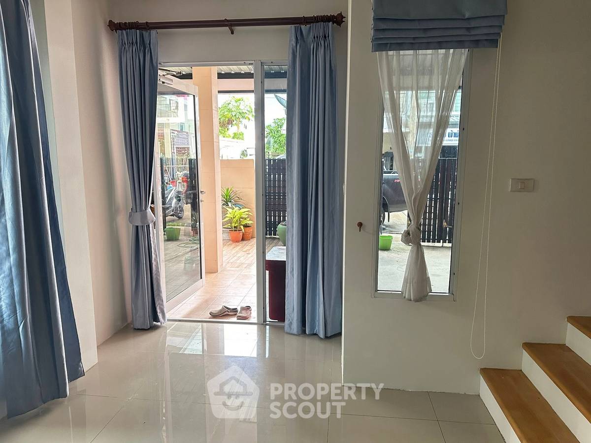 รูป ทาวน์เฮาส์ 2 ห้องนอน ขาย 100 ตร.ม. ใกล้นาจอมเทียน เมืองพัทยา (ID 2115103) - รูปที่ 2/8