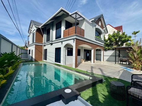 🏡 พูลวิลล่าหรู 5 ห้องนอน ในหมู่บ้าน Country Club Village พัทยาตะวันออก