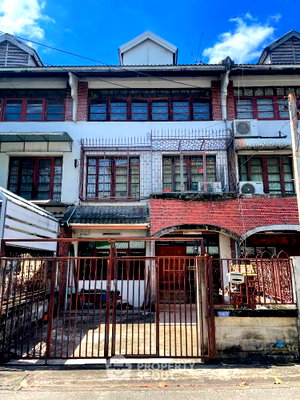 Townhouses for sale : Pet-Friendly 4-BR Townhouse For Sale Near BTS Ratchayothin, Chan Kasem (ID 2016734)