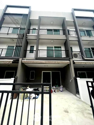 Townhouses for sale : Pet-Friendly 3-BR Townhouse Baan Klang Muang Suanluang, Dokmai (ID 1980104)