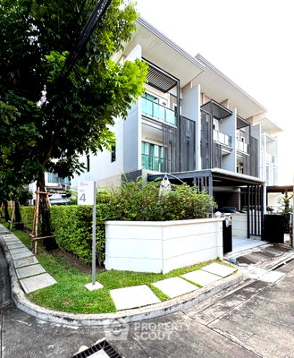 Townhouses for sale : 3-BR Townhouse For Sale, Town Avenue Merge Rattanathibet Near MRT Sam Yaek Bang Yai (ID 2052965)
