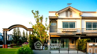 Townhouses for sale : Pet-Friendly 3-BR Townhouse, Indy Pinklao Sirinthorn, Bang Kruai (ID 1961050)
