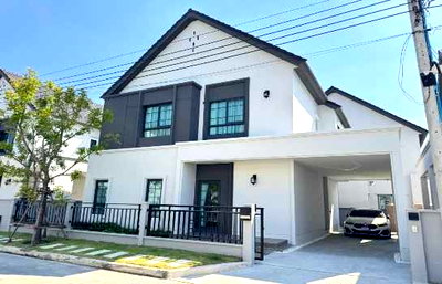 Houses for rent Samut Prakarn : Luxury detached house for rent, 3 bedrooms, Centro Bangna Village, near Mega Bangna, only 10 minutes, 2 floors, 52 sq m, ready to move in.
