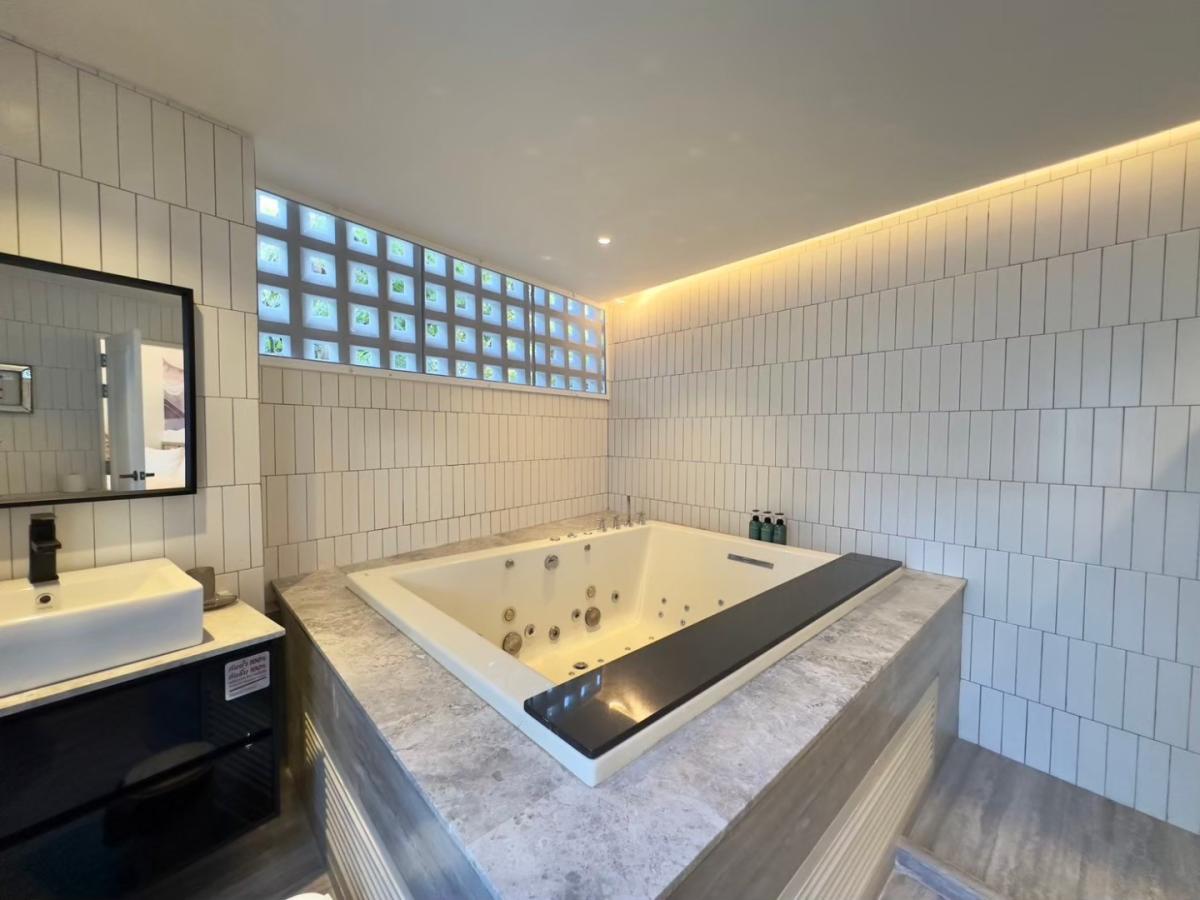 รูป 5 Bedrooms Beachfront House in Na Jomtien for Rent - รูปที่ 13/15