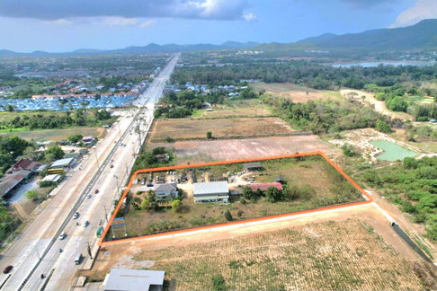 Land and Building in Bangsaray for Sale