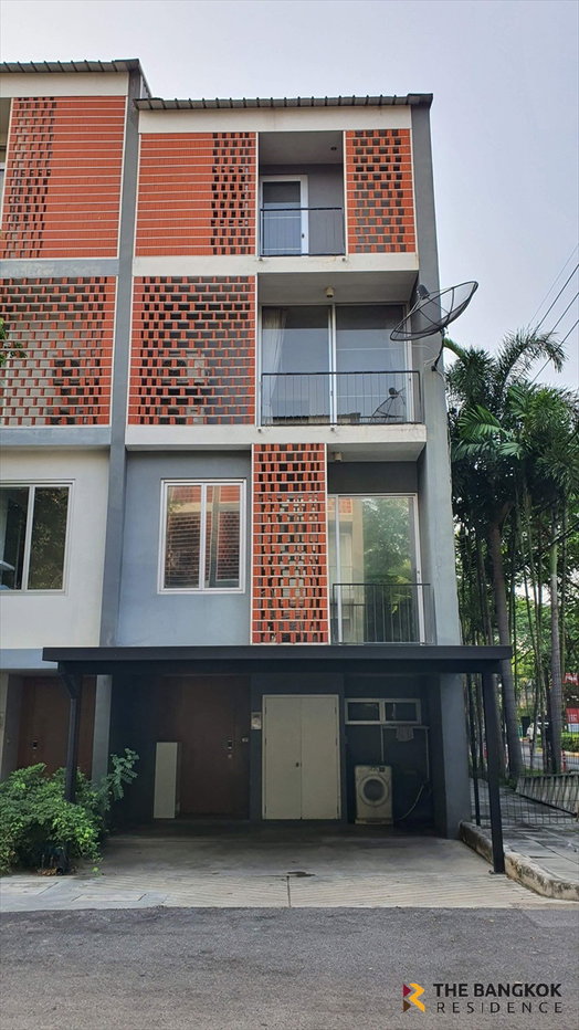 รูป ขาย Townhome ไซมิส บรอทซั่ม แอท แฟชั่น Style Model Tropical ใกล้สถานีรถไฟฟ้า - รูปที่ 2/12