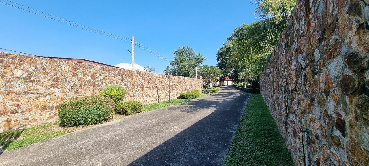 รูป Land and House for Sale in Mabprachan - รูปที่ 2/16