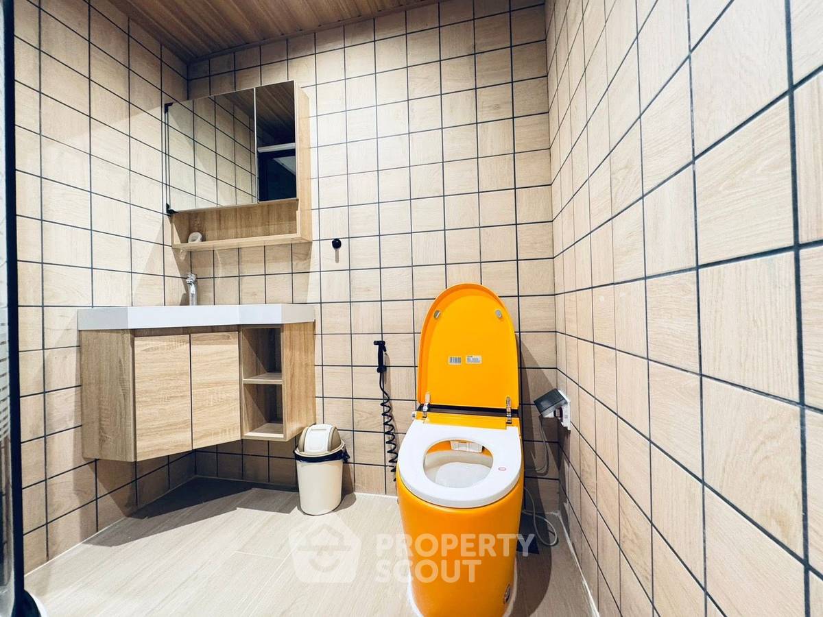 รูป คอนโด 1 ห้องนอน 63 ตร.ม. ชั้น 34 ที่ Nusa State Tower ใกล้ BTS สะพานตากสิน 400 ม. (ID 2459621) - รูปที่ 8/9