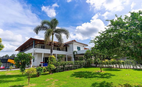 Spacious 4-Bedroom Corner Pool Villa for Sale – Mabprachan