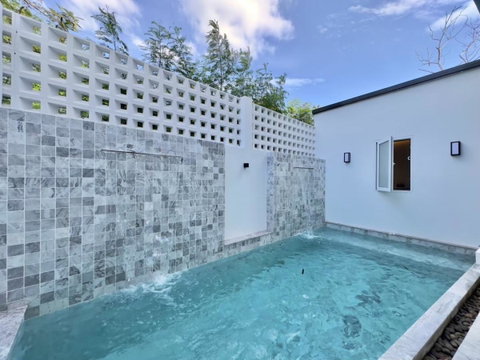 5 Bedrooms Beachfront House in Na Jomtien for Rent