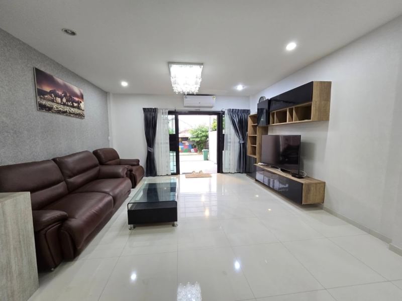 รูป 3-Storey House for Sale in East Pattaya - รูปที่ 1/14