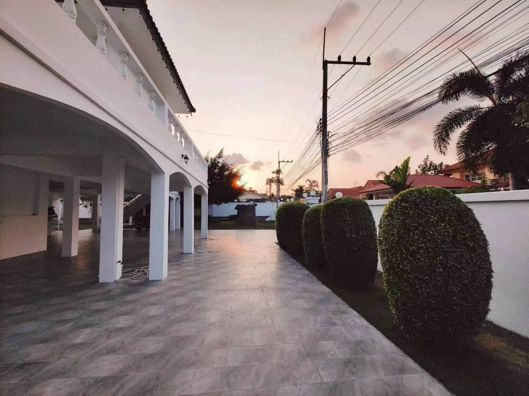 รูป Spacious 9-Bedroom Pool Villa in East Pattaya - รูปที่ 3/15