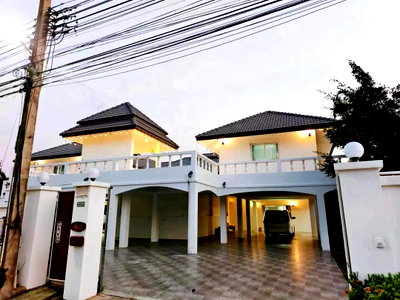 บ้านเดี่ยว หนองปรือ ชลบุรี : Spacious 9-Bedroom Pool Villa in East Pattaya