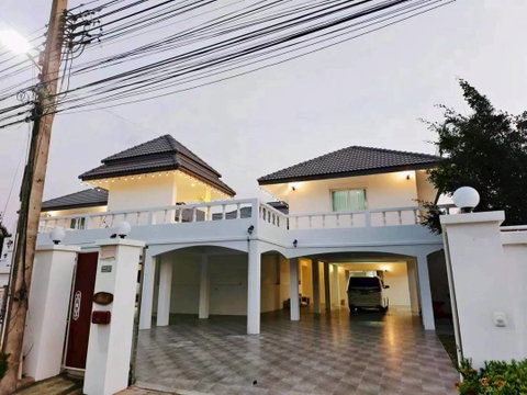 Spacious 9-Bedroom Pool Villa in East Pattaya