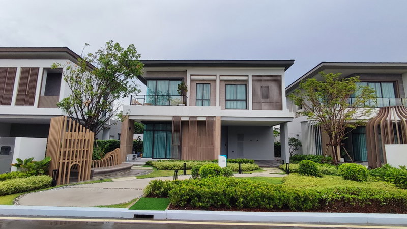 Houses for sale : Large detached house, potential location, Bangna location, near expressway, near international school, near hospital.