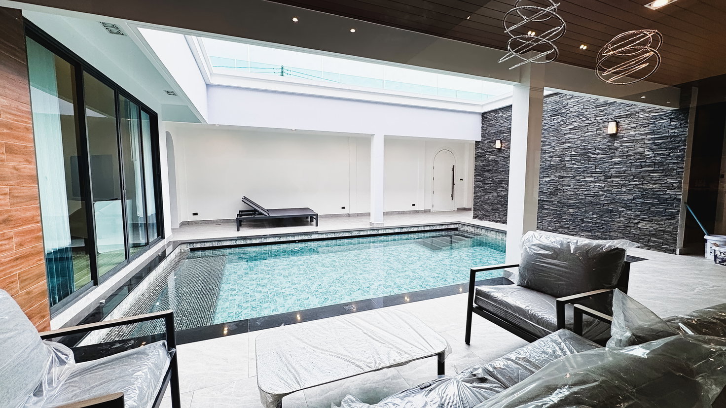 รูป Luxury English-Style Pool Villa for Rent – East Pattaya - รูปที่ 3/23