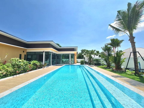 3 Bedrooms Pool Villa for Sale in Bangsaray