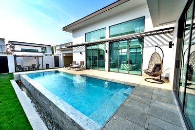 เช่าบ้านเดี่ยว ชลบุรี : Luxury 3-Bedroom Pool Villa for Rent – Chak Nok