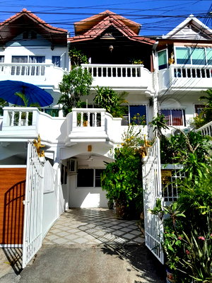 เช่าทาวน์โฮม ชลบุรี : Three-Storey Townhouse for Sale – Pratumnak Pattaya