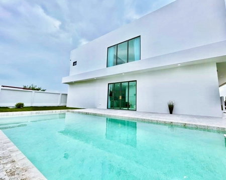 5 Bedrooms Pool Villa in East Pattaya for Sale