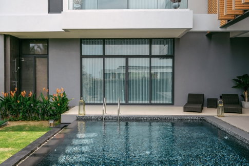 4 Bedrooms Modern Tropical Pool Villa for Sale in East Pattaya