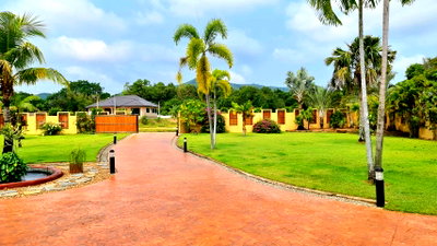 Houses for sale  Yak Jay Market : Spacious 6-Bedroom Pool Villa for Sale