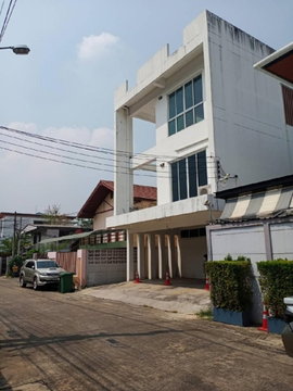 Great location in the heart of the city . Home office on Soi Petchburi 47