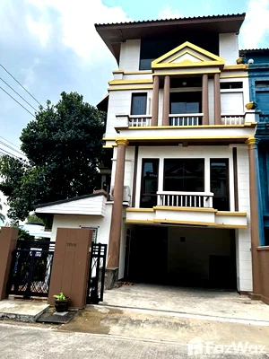 Townhouses for rent Thailand Cultural Centre  : 4 Bedroom Townhouse for rent in Sam Sen Nok, Bangkok  1761740