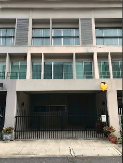 รูปภาพ For Rent: Noble Cube Pattanakarn 3-storey modern home, only 10 minutes to Ekkamai–Thonglor. Land size 22 sq.wah, usable area 200 sq.m. 3 bedrooms