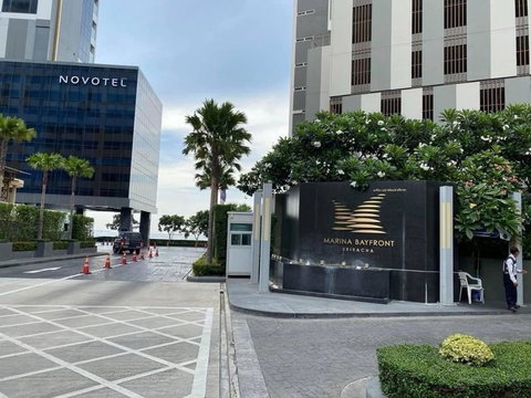 Luxury condo for sale, cheap price, Marina Bay Front, in the heart of Sriracha, community area
