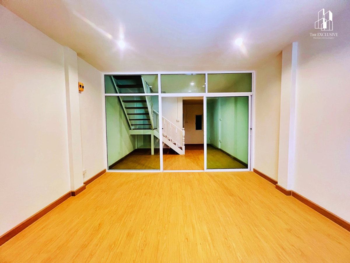 รูป 🔥 ขายทาวน์เฮ้าส์รีโนเวทใหม่ บัวทอง 4 🏡✨ พร้อมเข้าอยู่ ราคาถูกกว่าประเมิน! - รูปที่ 6/11