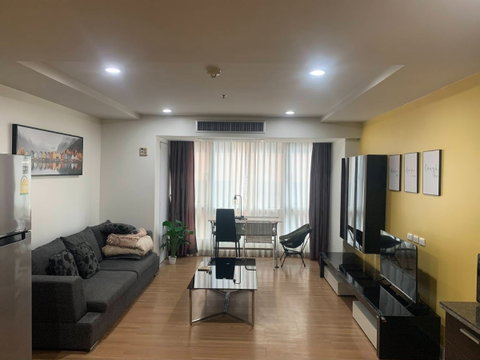 เดอะ เทรนดี้ คอนโดมิเนียม The Trendy Condominium