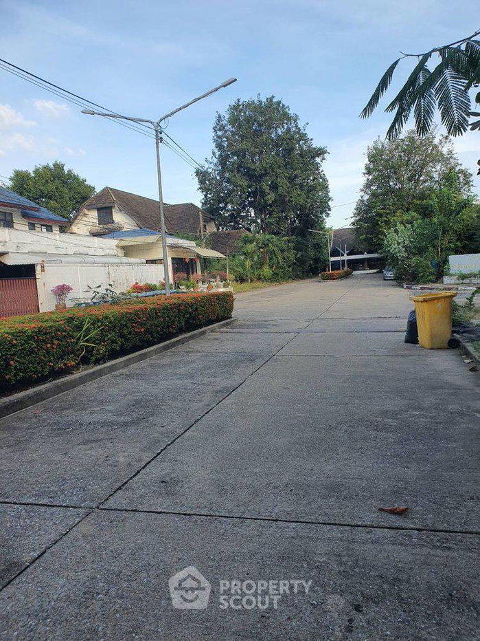 picture Pet-Friendly 6-BR House For Sale, Ratchathanimai Village, Anusawari (ID 2426435) - 2/3